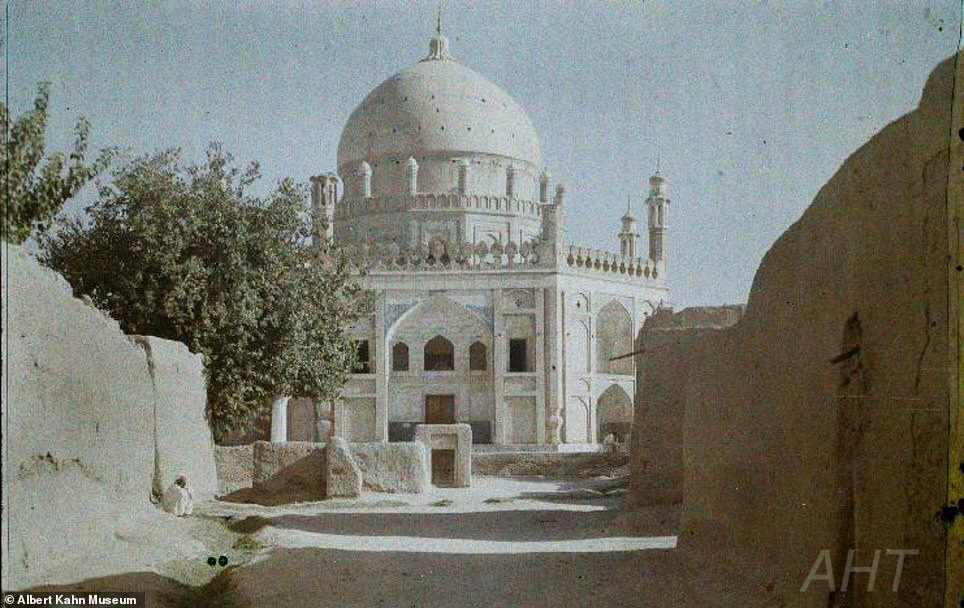 http://www.afghanhoundtimes.com PHOTO In the city of  Kandahar, The Tomb of Ahmad Shah Durran  the founder of the state of Afghanistan
