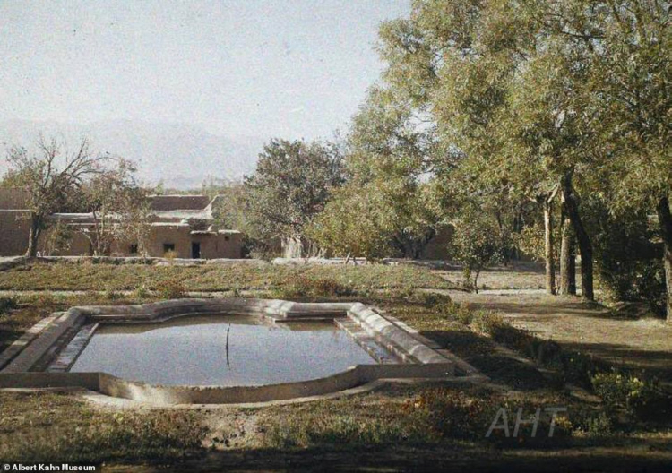 http://www.afghanhoundtimes.com PHOTOA peaceful garden in  Kabul  in 1928