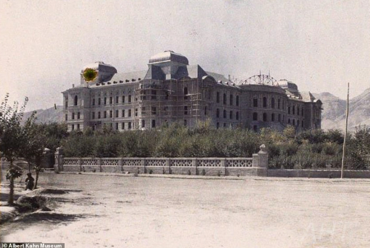 http://www.afghanhoundtimes.com PHOTO The Darul Aman Palace, as depicted from the back in 1928.