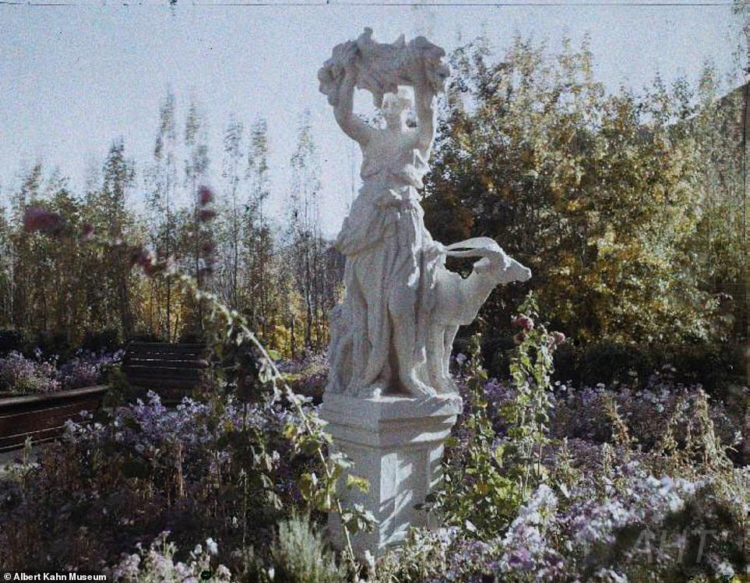 http://www.afghanhoundtimes.com PHOTO Flowers, trees and statuary in a Kabul garden in 1928