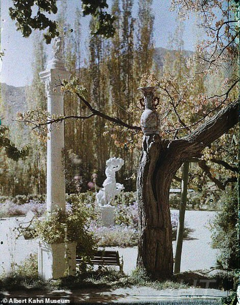 http://www.afghanhoundtimes.com PHOTO Sculpture in a  Garden at Paghman 1928
