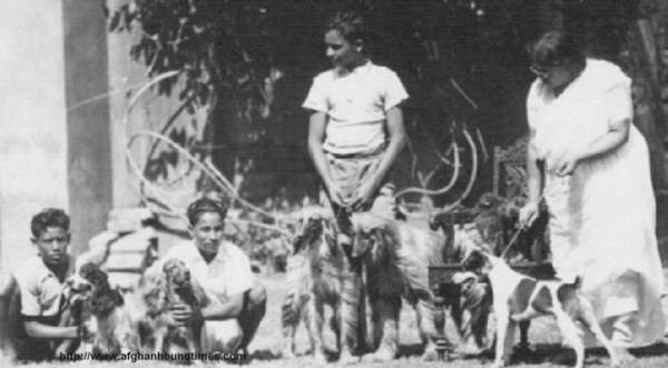 Mrs I N Sinha (Sreebas, India) with hounds and kennel boys
